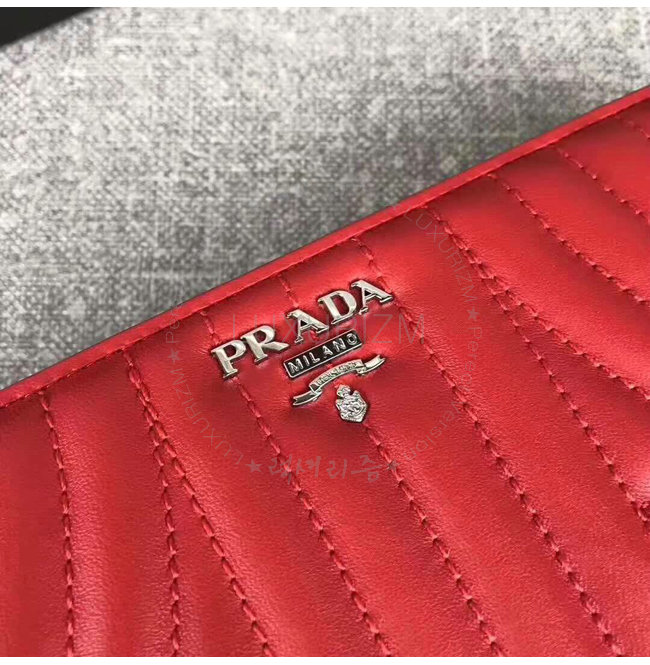 prada3-0202-004.jpg